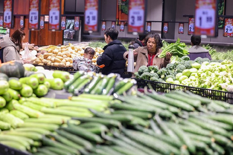 如何促进物价合理回升？政府工作报告起草组成员详解一是强调要改善总供求关系，二是要发挥货币政策作用，突出总量管理2025年1月18日，贵州铜仁，市民选购蔬菜
