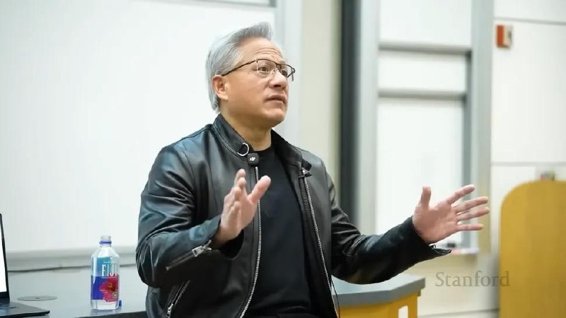 黄仁勋在斯坦福演讲中直言，英伟达芯片不该被拿来和核武器类比，这种说法太荒谬