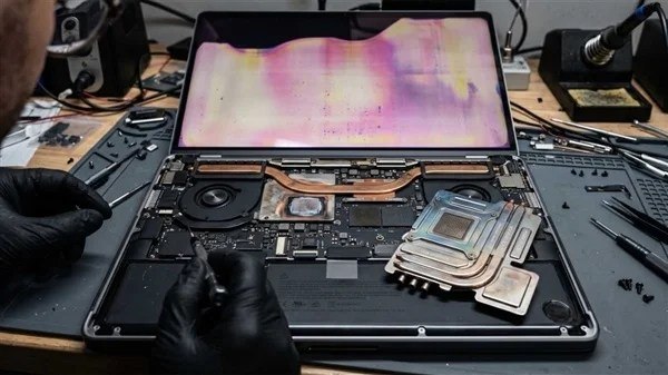 苹果MacBook Pro屏幕变色 因极限负载下芯片温度突破100℃近日，海外社区出现一则故障反馈：搭载M5 Max芯片的苹果MacBook Pro在执行大语言模型（LLM）推理等高负载任务时，屏幕出现罕见的区域性颜色失真