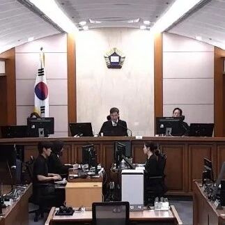 金建希案法官死亡细节披露：疑似坠亡，基本排除他杀嫌疑据多家韩国媒体报道，韩国前总统尹锡悦的夫人金建希涉嫌股价操纵等案二审主审法官今天（5月6日）凌晨被发现死于法院内