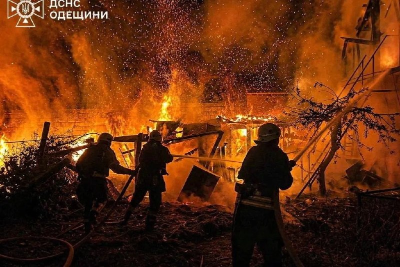 俄军空袭乌克兰南部港口基础设施乌克兰官员称，俄罗斯连夜对乌克兰南部敖德萨州的港口基础设施发动无人机袭击，造成住宅大楼和一家医院受损，以及两人受伤