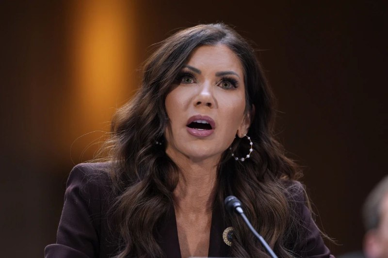 ↩️🖼 特朗普5日下午宣布将开除国土安全部长诺姆，并任命俄克拉荷马州共和党参议员马克韦恩·马林为新一任国土安全部长，3月31日生效