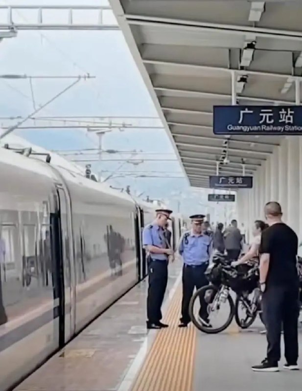 高铁将试点坐火车可以带自行车 骑行爱好者通过12306客户端办理针对旅客日益多样化的出行需求，铁路部门正在不断优化个性化服务