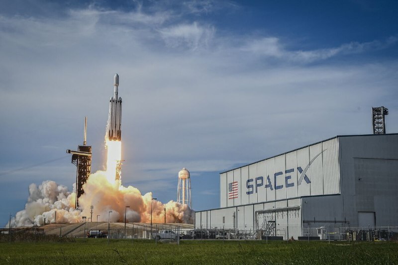 SpaceX 轨道数据中心计划面临中国供应链难题SpaceX 计划从 2030 年起，每年把 100 吉瓦太阳能 AI 数据中心送入轨道，并需要数千次发射、约 100 万吨运力