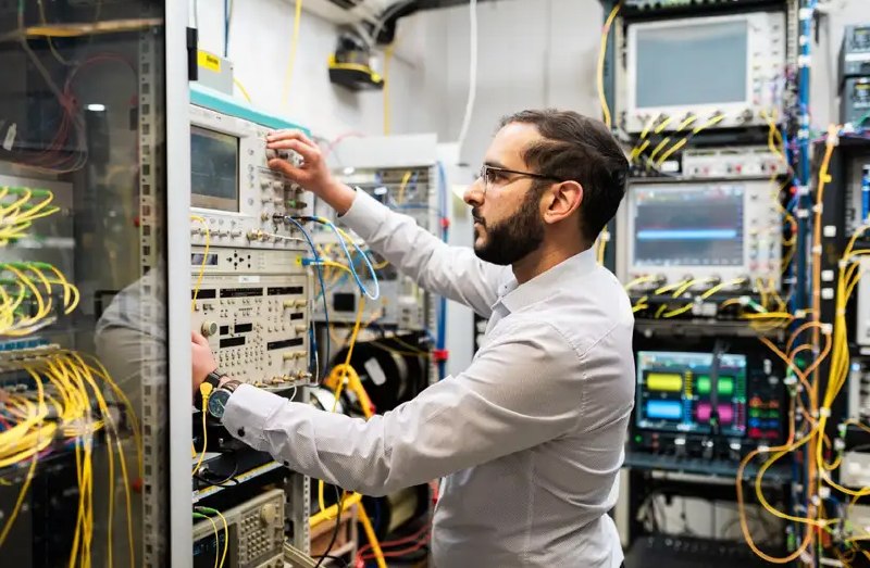 商用光纤数据传输速度创下新纪录：450Tb/s英国伦敦大学学院科学家近日创下商用光纤数据传输速度新纪录，达到每秒450太比特（Tb/s）