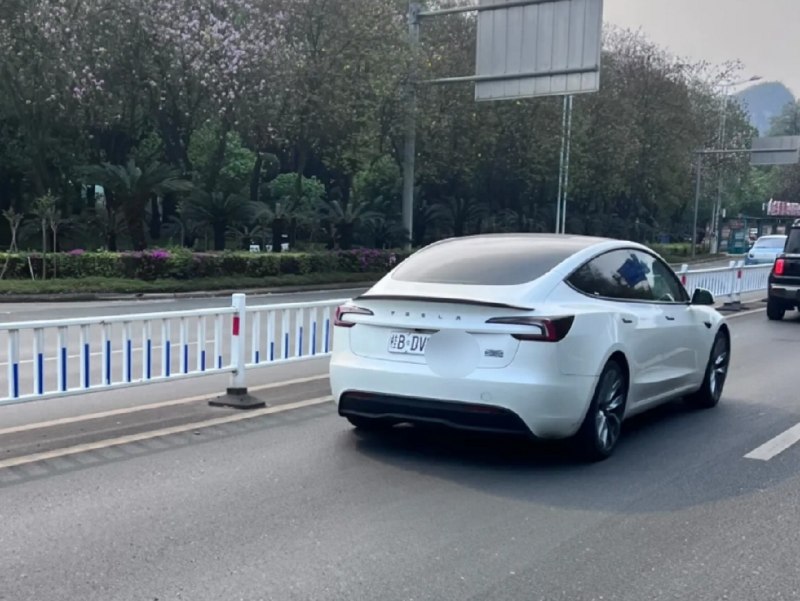 新能源绿色车牌太丑：有车主手动改白色被记9分罚200元新能源汽车的渐变绿车牌一直以来都是网友热议的话题，不少车主认为这种配色与车身颜色不搭