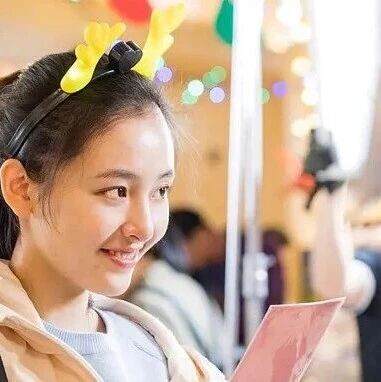 19.9元买“小破烂”买到上头，00后有自己的两元店via 凤凰网财经