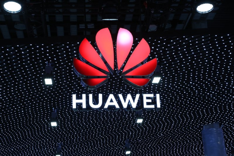 白宫AI顾问警告：中国芯片设计仅落后美国1.5年 华为很快出口AI芯片美国总统科技政策顾问戴维·萨克斯（David Sacks）近日接受采访时发出警告，中国在AI芯片设计领域与美国的差距已缩小至仅1.5至2年