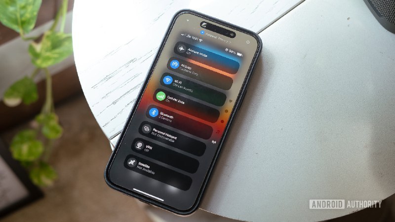 ↩️ GitHub 泄露 DarkSword，旧版 iOS 设备面临数据被窃风险科技圈🎗在花频道📮:🍏 DarkSword 漏洞披露：在 Safari 打开恶意网页即可被感染 DarkSword 自 2025 年 11 月起被多类攻击者用于沙特、土耳其、马来西亚和乌克兰行动，影响 iOS 18.4 至 18.7，串联 6 个漏洞并投放 GHOSTBLADE 等载荷