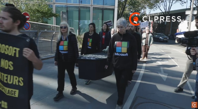 法国人给Windows 10办了一场葬礼 抬着棺材上街抗议微软国环保组织近日在街头为Windows 10举行了一场“葬礼”，抗议者抬着棺材游行，象征性地宣告这款操作系统的死亡，并要求微软将支持期限延长至2030年