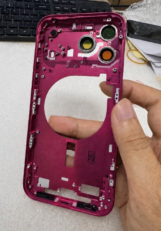 暗樱桃配色曝光：疑似iPhone 18 Pro机身底壳照片泄露一组被指为iPhone 18 Pro机身的新照片近日在网络上曝光，展示了包括黑色、蓝色以及暗樱桃红在内的多种配色，被认为是目前最清晰的一次相关泄露