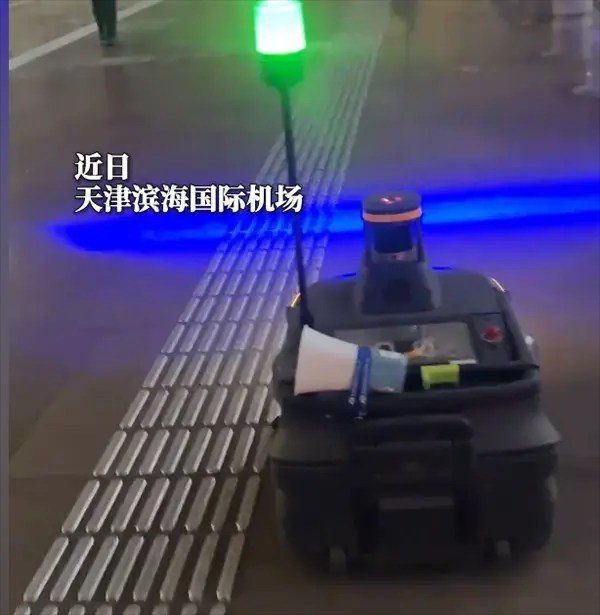 干活宣传两不误 天津扫地机器人自带相声buff近日，天津滨海国际机场外运行的一台扫地机器人意外走红，在全网引发了大量网友的趣味热议