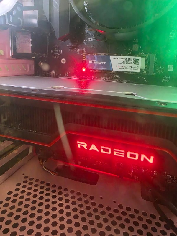 烤箱修显卡大法再现 报废RX 6700 XT 188°C烘烤12分钟复活一位Reddit网友分享了自己的维修经历，一块已经报废的Radeon RX 6700 XT显卡，在经过12分钟的烤箱烘烤后重新恢复了工作