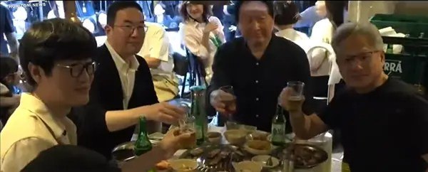 黄仁勋与韩国三名商界大佬聚会吃辣椒 学紫苏叶包肉 LG集团会长负责烤肉6月5日晚18时52分，英伟达创始人黄仁勋与韩国三大龙头企业掌舵人齐聚首尔聚餐，SK集团会长崔泰源、LG 集团会长具光谟、NAVER 董事会主席李海珍悉数赴约