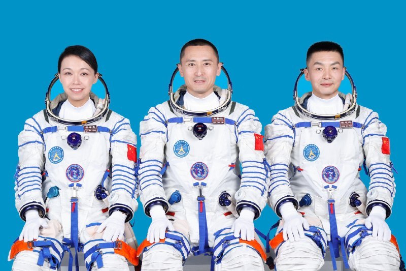 ↩️🖼 神舟二十三号乘组公布 朱杨柱任指令长 将迎首位港籍航天员科技圈🎗在花频道📮:神舟二十三号临近发射，中国空间站将迎来首位香港女航天员 神舟二十三号船箭组合体已转运至发射区，发射场完成全系统合练，任务进入发射前最后准备阶段