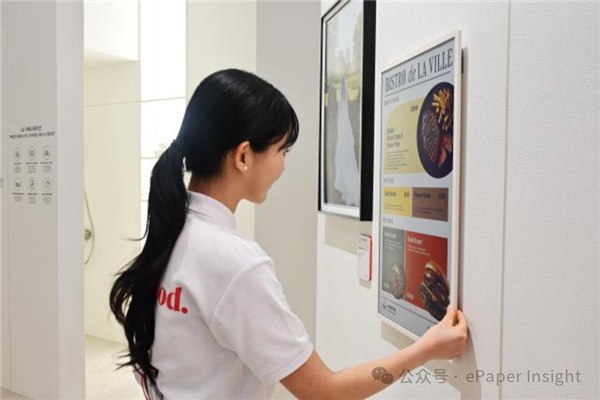 LG电子纸海报发布：不插电也能亮 32英寸2K屏薄如纸张LG正式推出一款32英寸电子纸海报显示器，主打超低功耗、超薄机身，画面质感接近纸质海报，非常适合店铺、商超等商业场景长期使用