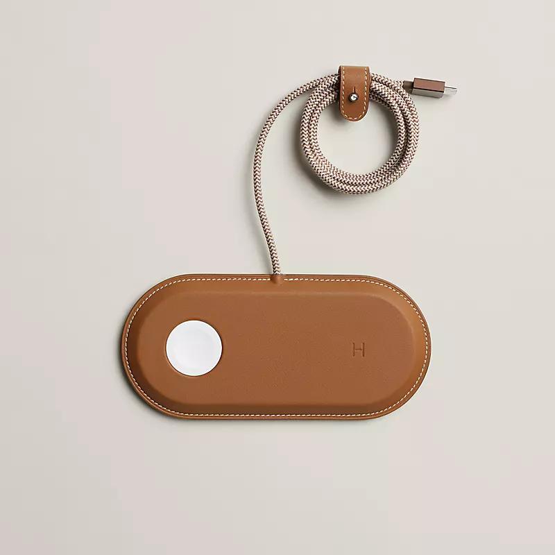 ▎ Paddock Duo chargerHermès 上架多款支持 MagSafe 配件
