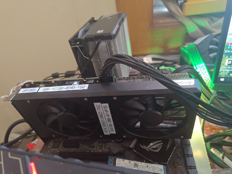 桌面版 RTX 3050 Ti 工程样卡现身：采用 GA106 核心、3328个CUDA 核心与6GB显存一款从未正式发布的 NVIDIA GeForce RTX 3050 Ti 桌面显卡近日在网络曝光，证实这一“只存在于笔记本端”的型号在 Ampere 时代其实曾有桌面版工程样卡流出