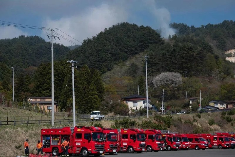 日本北部山火延烧五天 当局部署上千人展开灭火行动日本北部山区发生山火，当局已部署1400名消防员和100名自卫队人员，全力展开灭火行动