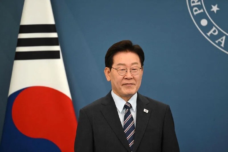 李在明：不会因一时困难放弃韩朝对话韩国总统李在明说，“六一五韩朝首脑会谈”和《六一五共同宣言》是朝鲜半岛和平共处的起点，政府将全力推动韩朝重启对话