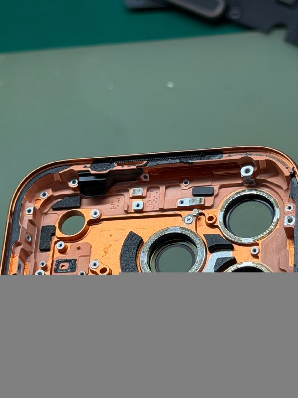 iPhone 17 Pro Max铝合金机身一碰就花 博主直呼苦不堪言博主麦子俊i发文表示，iPhone 17 Pro Max的铝合金机身耐用性令人担忧