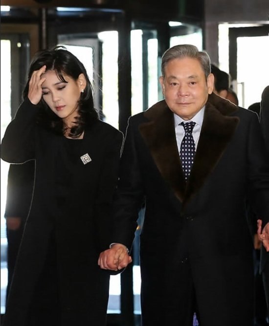 三星家族完成总额12万亿韩元遗产税支付据业内人士周四透露，已故三星集团会长李健熙的遗孀洪罗熙已出售其持有的三星电子公司价值近3.1万亿韩元（约合21亿美元）的股份，以完成对这位已故大亨遗留资产的遗产税缴纳事宜