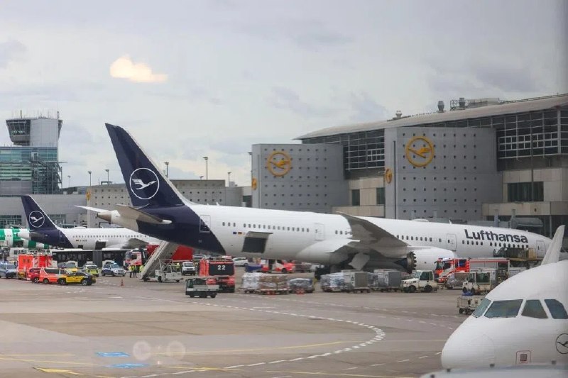 波音787客机前起落架坍塌 多人受伤德国汉莎航空公司说，一架波音787客机在法兰克福机场登机口附近发生前起落架意外坍塌事故，造成多名工作人员受伤