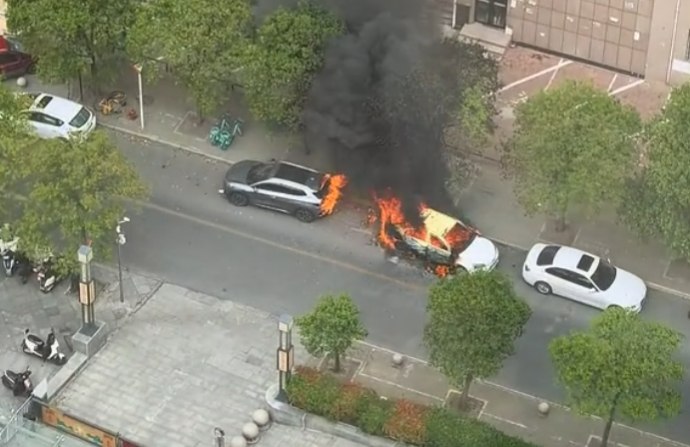 一电车自燃引燃邻车 司机及时撤离 爱车尾部仍遭焚毁今天下午，郑州市金水路建业路发生一起车辆燃烧险情，停在路边的一辆白色新能源轿车燃起熊熊大火，还引燃了旁边的车辆，司机发现后第一时间逃离，尾部仍遭焚毁