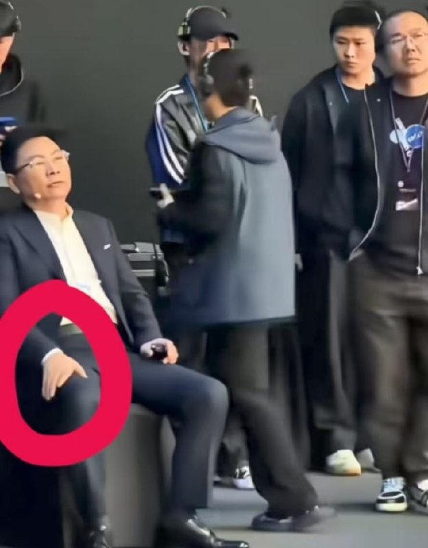 余承东缺席3月发布会原因曝光：曾在长沙摔了一跤 骨头至今不太能弯近日，华为全新旗舰Pura 90系列发布会期间，一张关于余承东中场休息的照片引发热议，有网友认为他的坐姿是在“耍大牌”