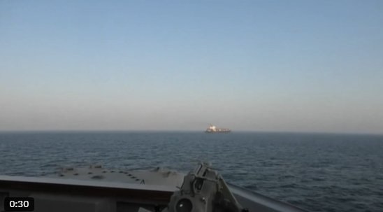 美军称在警告无果后开火并扣押一伊朗船只美国中央司令部在社交媒体声明中称，周日，一艘在阿拉伯海执行任务的美国海军驱逐舰，在六小时内多次警告一艘悬挂伊朗国旗的货船停船，随后向该船引擎舱开火使其失去航行能力