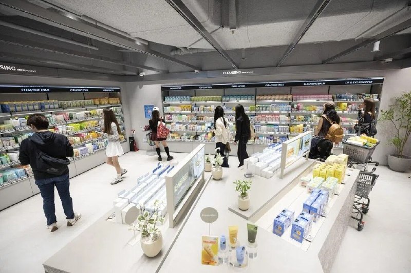 韩国化妆品贸易顺差首破100亿美元 出口规模仅次于法国随着韩国美妆在全球范围内走红，韩国化妆品行业贸易顺差规模首次突破100亿美元（约128亿新元）