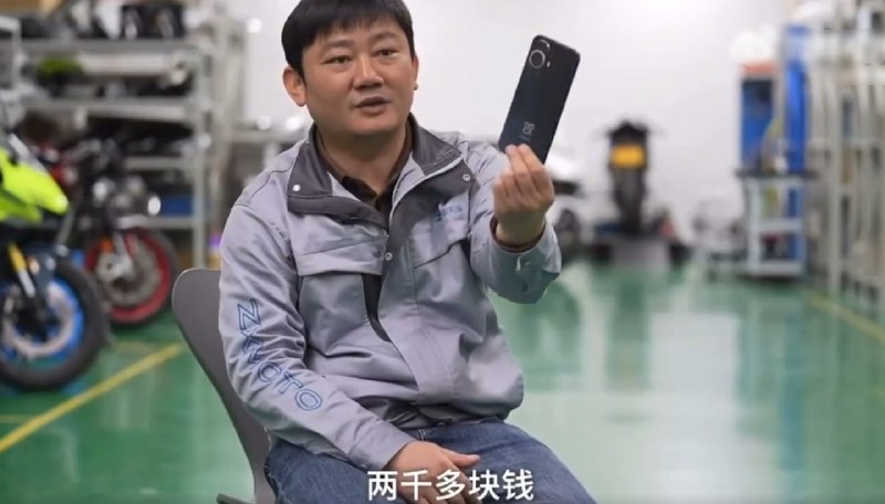 张雪身价上亿还在用两千多块钱坏手机：没给自己买过一个豪华的东西据媒体报道，张雪机车在世界超级摩托车锦标赛（WSBK）上夺冠，让创始人张雪得到万众瞩目