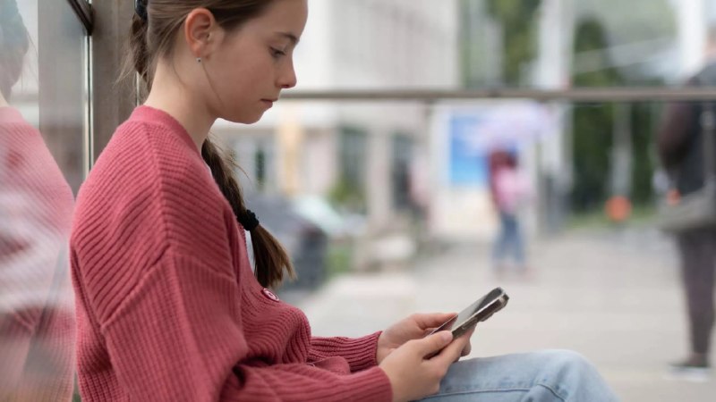 英国未成年人使用假胡子、VPN和家长账户绕过年龄验证限制据慈善机构Internet Matters最新发布的调查报告显示，英国《网络安全法》在阻止未成年人访问社交媒体和成人内容方面效果有限