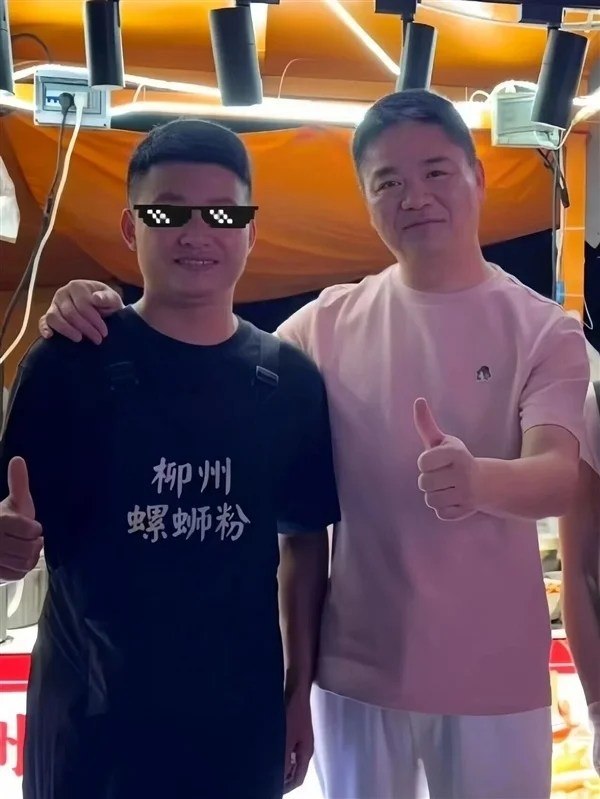 刘强东深夜现身福州路边摊 嗦螺蛳粉狂炫小龙虾5月9日消息，福州京东MALL 首店开业在即，近日，有网友在福州夜市偶遇京东创始人刘强东