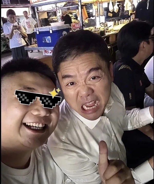 刘强东深夜现身福州路边摊 嗦螺蛳粉狂炫小龙虾5月9日消息，福州京东MALL 首店开业在即，近日，有网友在福州夜市偶遇京东创始人刘强东