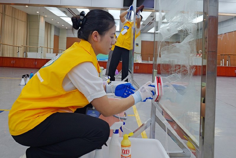 财新闻｜代表建议，鼓励大学生加入家政行业图：视觉中国代表建议，鼓励大学生加入家政行业全国人大代表卓长立在接受中国新闻周刊采访时表示，家政服务业市场规模已突破1.3万亿元，从业人员超3800万人，via 财新网 - 最新文章