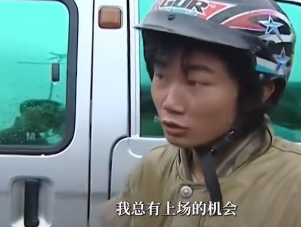 张雪身价上亿还在用两千多块钱坏手机：没给自己买过一个豪华的东西据媒体报道，张雪机车在世界超级摩托车锦标赛（WSBK）上夺冠，让创始人张雪得到万众瞩目