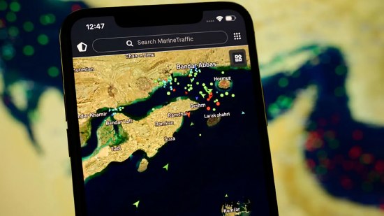美国即将开始封锁霍尔木兹海峡美国将于周一上午启动封锁行动，禁止船只进出霍尔木兹海峡，试图在和平谈判破裂后加大对伊朗的施压，迫使其重新开放这一关键石油运输通道