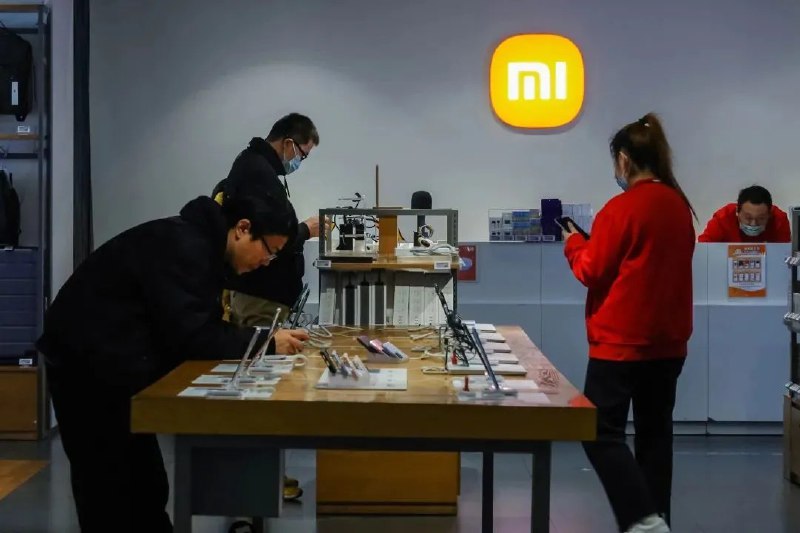 传小米预计今年手机销量将下滑13% 线下门店重心将转向大家电有媒体报道称，知情人士透露，小米内部预计今年手机业务销量将下滑13%，正着手调整其线下门店策略，将营收重心转向大家电业务，停止线下门店扩张