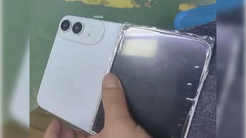 折叠屏iPhone Ultra首款配色疑似曝光 或仅提供两种颜色选择一张疑似苹果首款折叠屏 iPhone——“iPhone Ultra”的真机模型照片近日在微博流出，被认为首次清晰展示了这款新机的其中一种配色