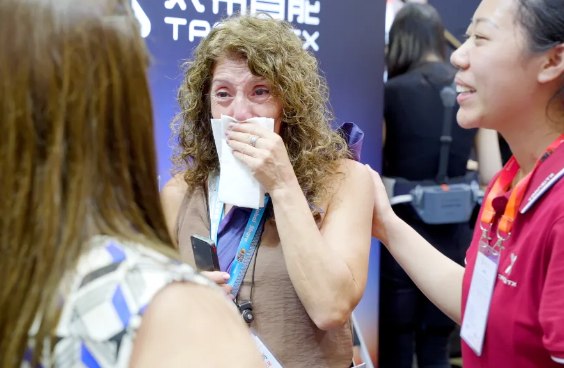 中国外骨骼机器人帮助外籍残障女子重新站立行走第139届广交会上，一位外籍残障女子借助中国外骨骼机器人重新“站”了起来