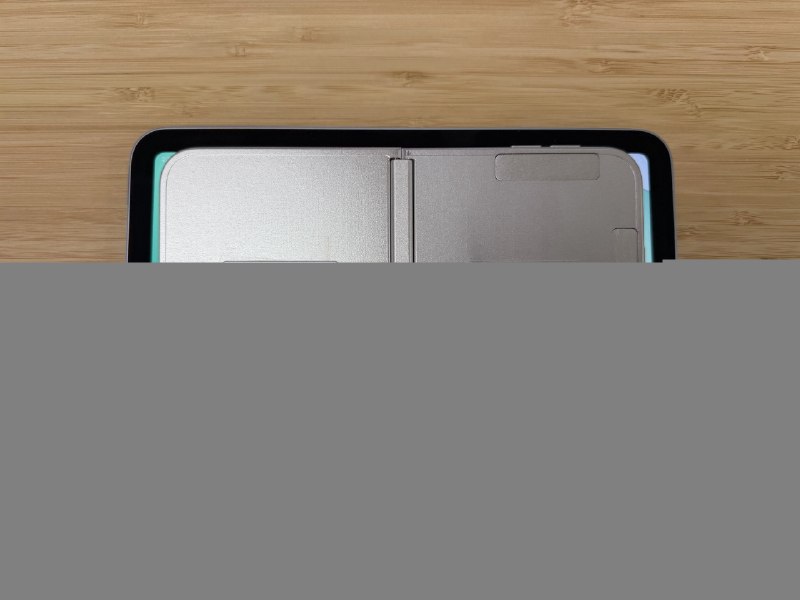 iPhone Fold 折叠屏金属模型现身苹果首款折叠屏iPhone Fold预计将在今年秋季正式亮相