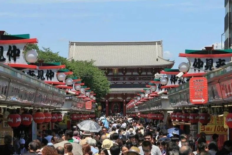 东京街头百万现金盗窃案 黑帮头目等三人被捕警方星期三（6月3日）说，一名黑帮高层成员和另外两人因涉嫌参与今年1月在东京上野街头发生的约4亿2300万日元（约340万新元）的现金盗窃案而被捕
