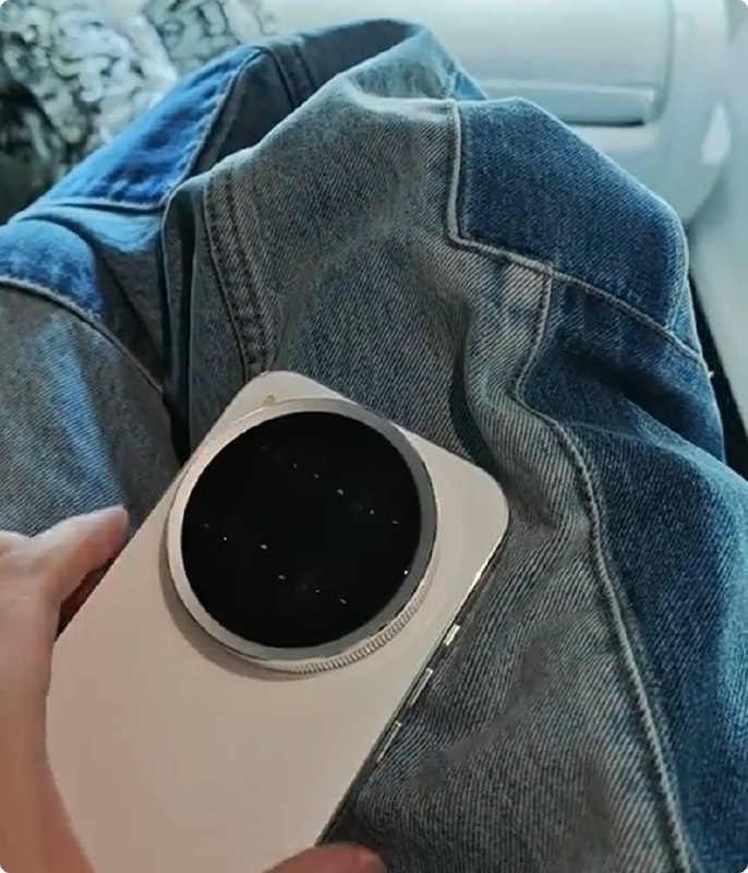 追觅俞浩晒模块化手机：不仅镜头能拆 机身都能拆追觅科技创始人俞浩直接放出了自家模块化手机的真机视频，这款手机的设计非常有看点，镜头和后盖都能单独拆卸，可玩性很高