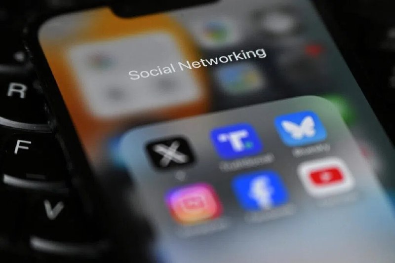 专家：社媒禁令无法真正保护儿童安全英国政府正研究是否为社交媒体设定法定最低使用年龄，甚至限制16岁以下未成年人使用相关平台