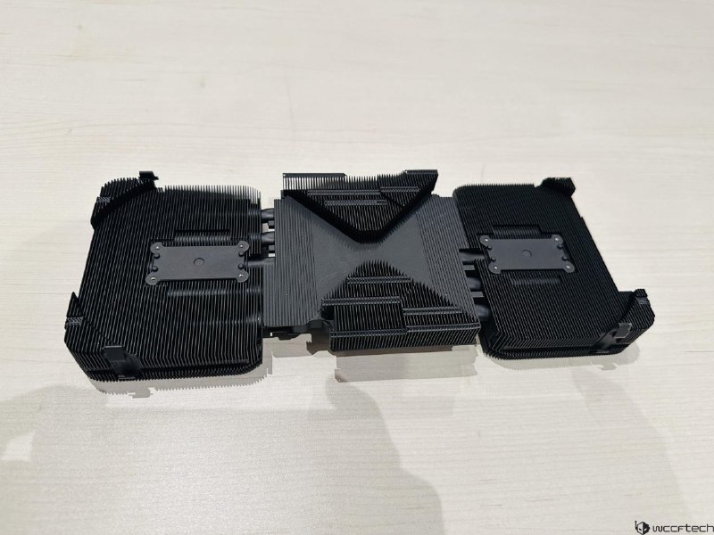 双风扇双散热600W NVIDIA RTX 50系列公版散热方案拆解NVIDIA在其最新RTX 50 FE公版显卡上采用了名为“Double Flow Through（双流式）”散热方案，NVIDIA对其进行了详细介绍