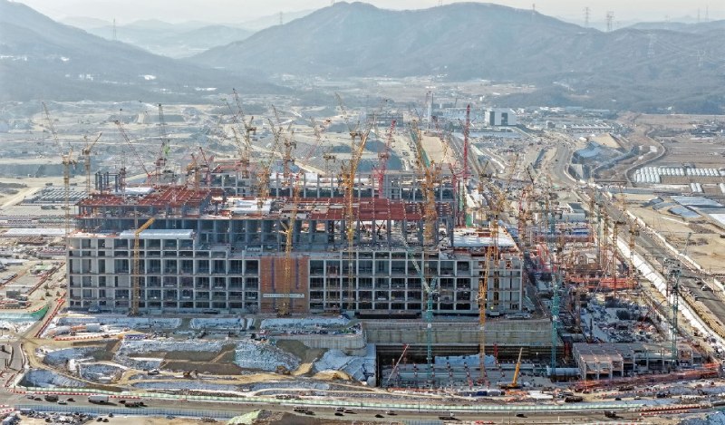 DRAM增产缓慢 内存产品面临持续供应短缺SK海力士是今年唯一一家达成增产的内存厂商，旗下清州工厂于今年2月开始量产HBM（高带宽内存）