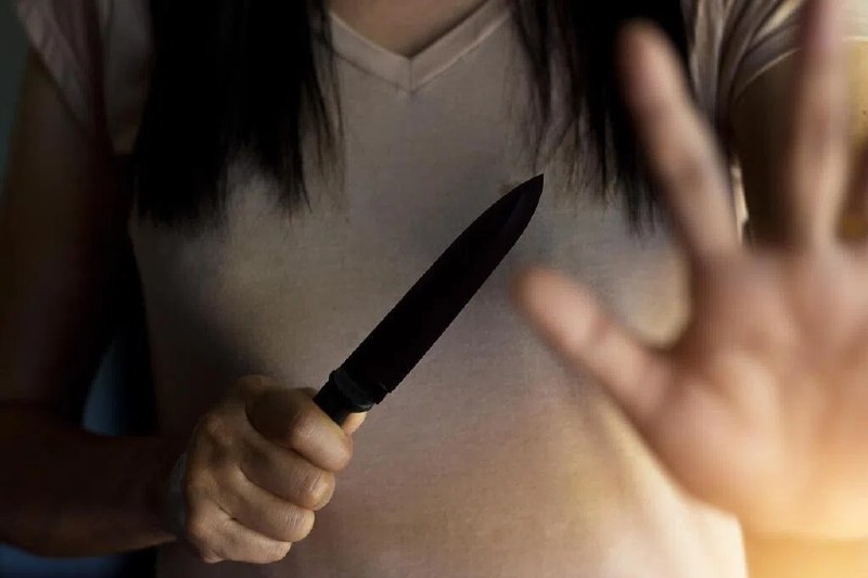 英格兰发生校园持刀伤人事件致三人受伤 14岁女学生被捕英格兰西北部城市曼彻斯特发生的一起校园持刀伤人事件，两名学生和一名教职员工受伤，一名14岁女学生被捕