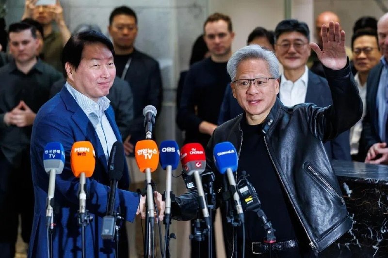 韩国SK与英伟达携手打造AI工厂韩国SK集团会长崔泰源和英伟达首席执行官黄仁勋在SK集团总部办公楼共同会见记者时说，SK集团将与英伟达携手打造人工智能（AI）工厂