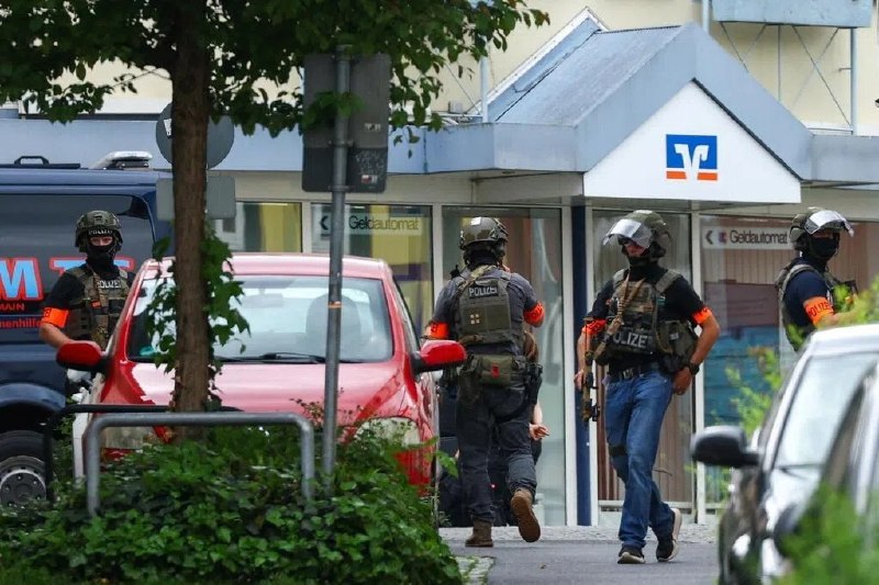 德国银行劫持人质事件结束 无人受伤德国西部城市辛齐格（Sinzig）一家储蓄银行分行发生的劫持人质事件已经结束，警方解救了两名人质，两人安然无恙，但嫌疑人已逃脱